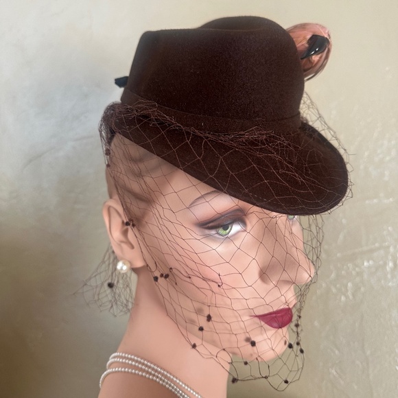 STUNNING 1940\'s BROWN FELT TILT FEDORA WITH PINK FEATHER \